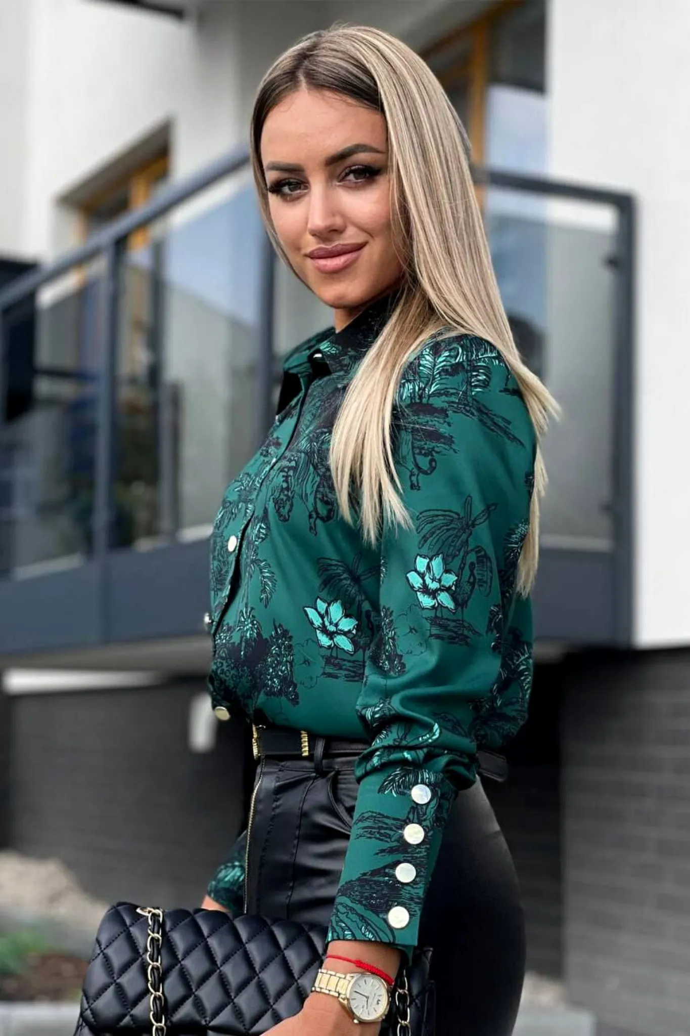 Camicia elegante verde scuro a fantasia floreale nera con bottoni dorati