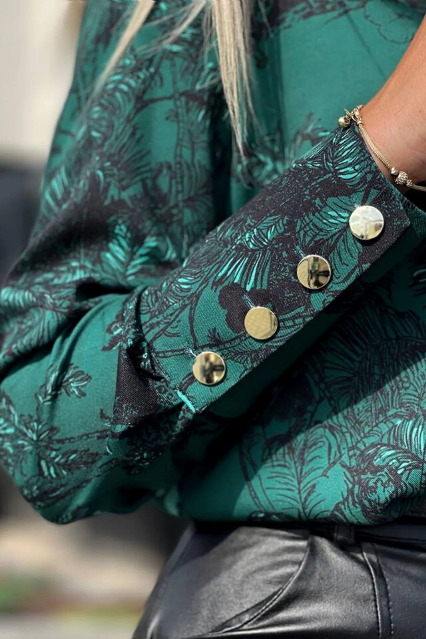 Camicia elegante verde scuro a fantasia floreale nera con bottoni dorati