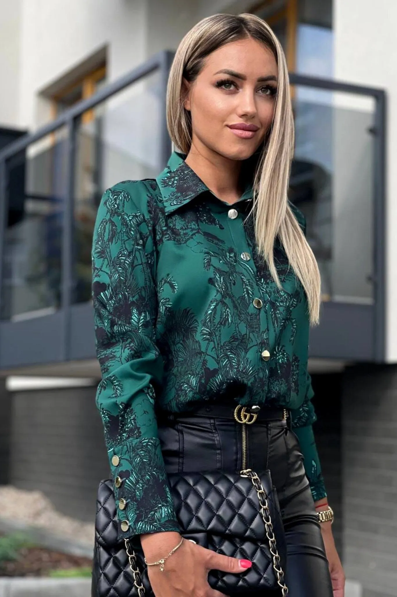 Camicia elegante verde scuro a fantasia floreale nera con bottoni dorati